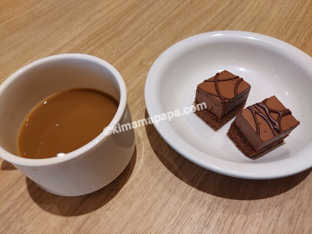 福井市のドーミーイン福井、朝食バイキングのコーヒーとチョコレートケーキ