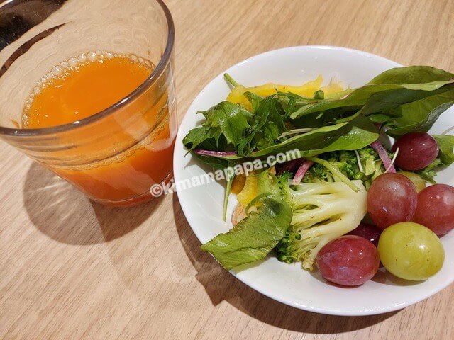 福井市のドーミーイン福井、朝食バイキングの野菜ジュースとサラダ