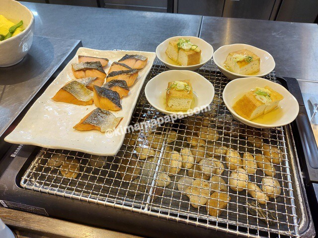 福井市のドーミーイン福井、朝食バイキングの焼き魚と厚揚げ
