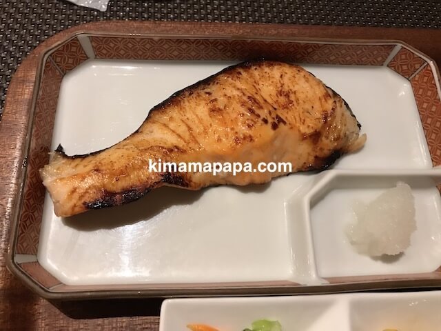 福井県丸岡町、炭魚ほんだの鮭の塩焼き