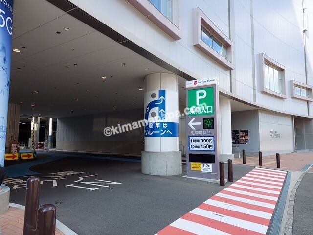 福岡県福岡市、BOSS E•ZO FUKUOKAの駐車場入口