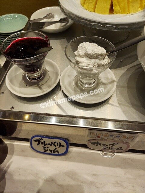 福岡県福岡市のダイワロイネットホテル博多冷泉、朝食のブルーベリージャムとホイップクリーム