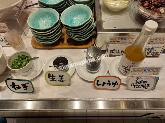 福岡県福岡市のダイワロイネットホテル博多冷泉、朝食のねぎ、生姜、しょうゆ、白ポン酢