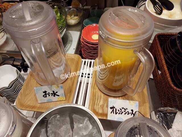 福岡県福岡市のダイワロイネットホテル博多冷泉、朝食のお水とオレンジジュース