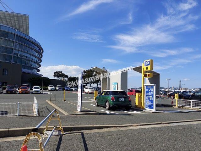 福岡県北九州市の門司港レトロ、関門海峡ミュージアムの駐車場