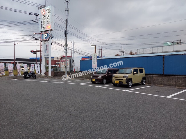福岡県北九州市、資さんうどんの駐車場