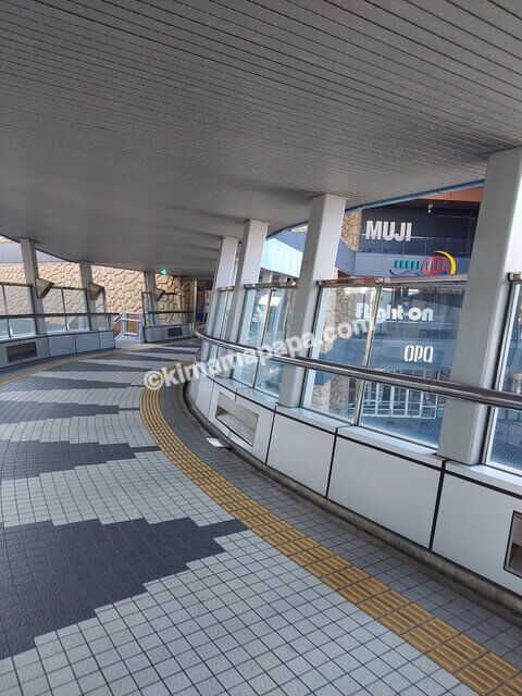 福岡県福岡市、ぎなん通りからのキャナルシティへ向かう歩道橋