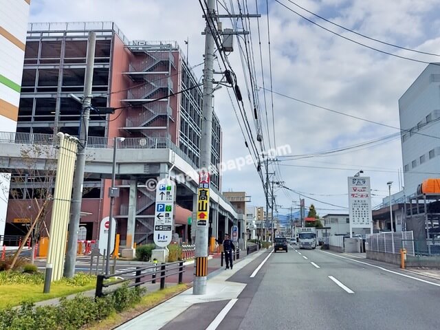 福岡県福岡市、ららぽーと福岡の駐車場入口