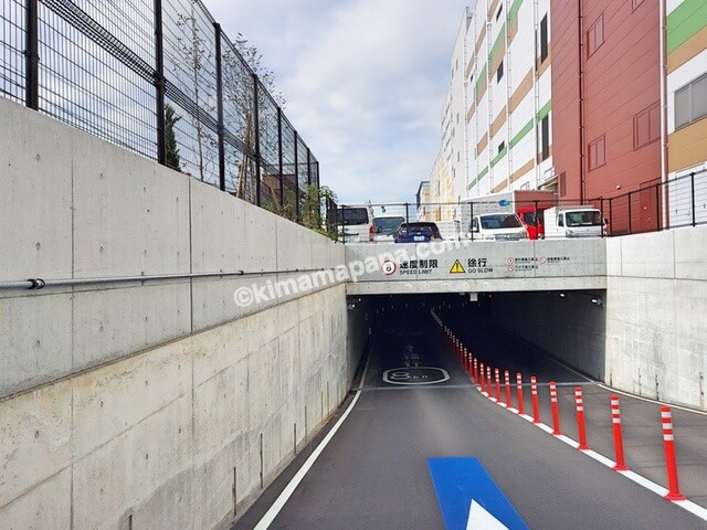 福岡県福岡市のららぽーと福岡、駐車場への通路