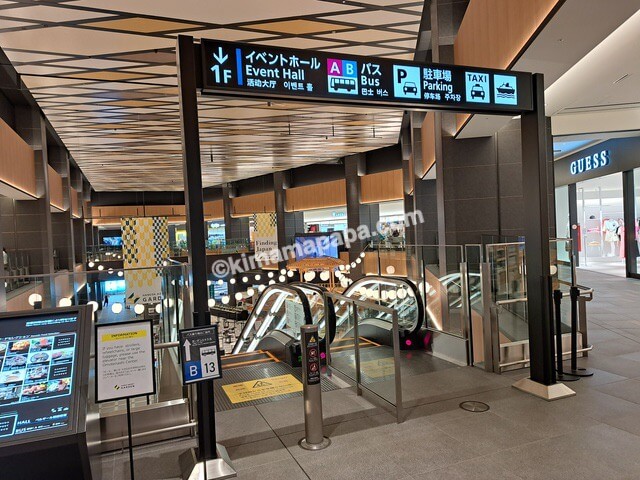 東京都大田区の羽田エアポートガーデン2階、1階へのエスカレーター