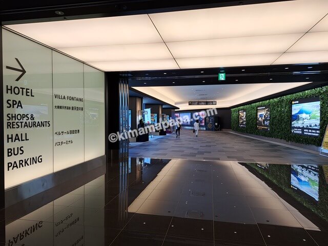 東京都大田区の羽田エアポートガーデン2階、ジャパンプロムナードへの通路
