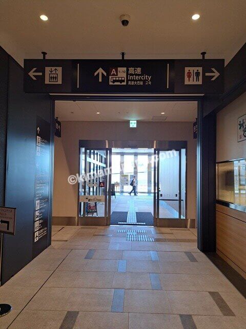 東京都大田区の羽田エアポートガーデン1階、バスターミナル入口