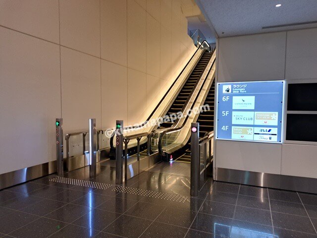 羽田第3ターミナル、3階ラウンジ入口のエスカレーター