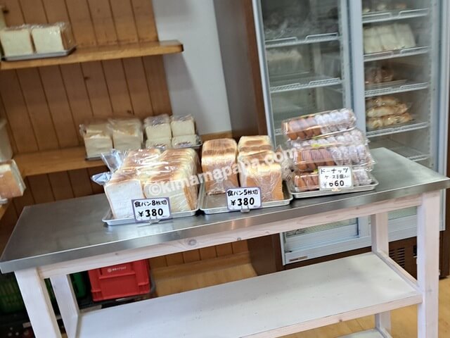 北海道小樽市、亀十の食パンとドーナツ