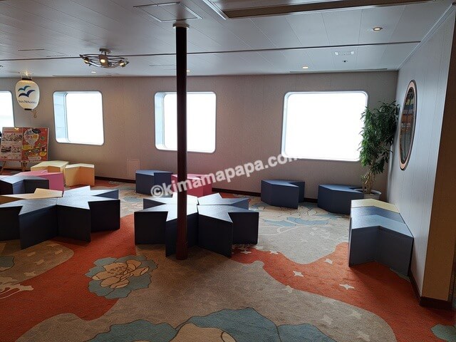 小樽港→新潟港の新日本海フェリーらべんだあ、5階ショップ前の椅子