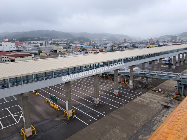 小樽港→新潟港の新日本海フェリーらべんだあ、6階デッキから見えるボーディングブリッジ