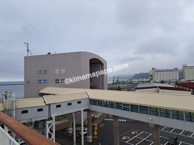 小樽港→新潟港の新日本海フェリーらべんだあ、6階デッキから見える小樽フェリーターミナル