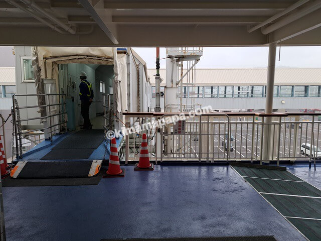 小樽港→新潟港の新日本海フェリーらべんだあ、4階デッキの乗船口