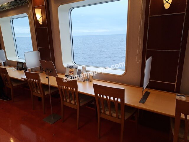 小樽港→新潟港の新日本海フェリーらべんだあ、5階レストランAKANEのカウンター席