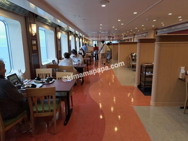小樽港→新潟港の新日本海フェリーらべんだあ、5階レストランAKANEのテーブル席