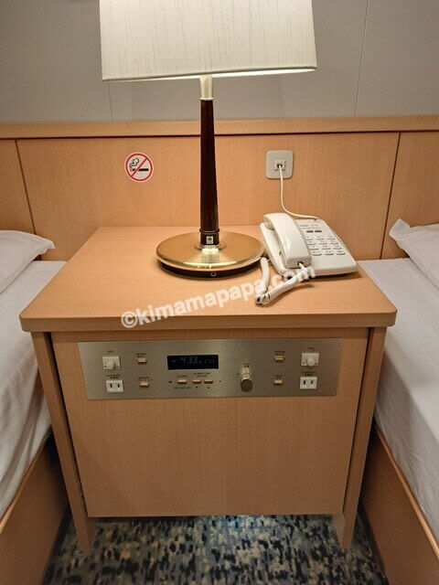 小樽港→新潟港の新日本海フェリーらべんだあ、ステートルームAのベッドサイドテーブル