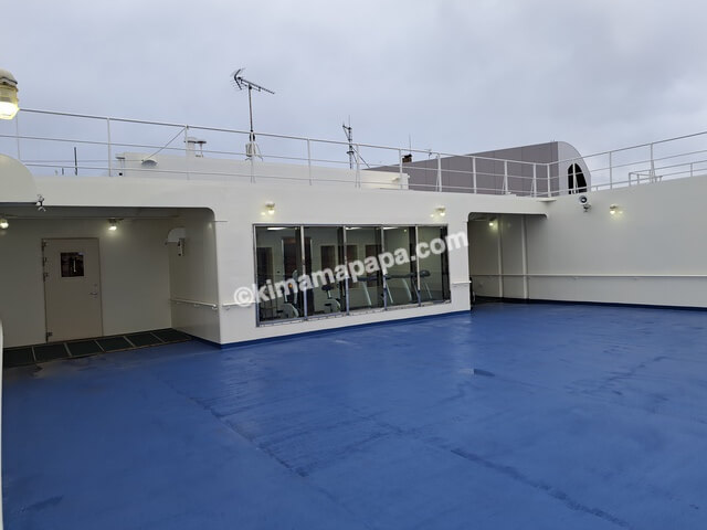 小樽港→新潟港の新日本海フェリーらべんだあ、6階デッキから見たスポーツルーム
