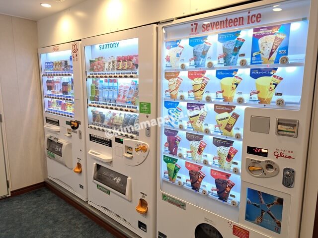 小樽港→新潟港の新日本海フェリーらべんだあ、4階自販機コーナーのアイスとジュース