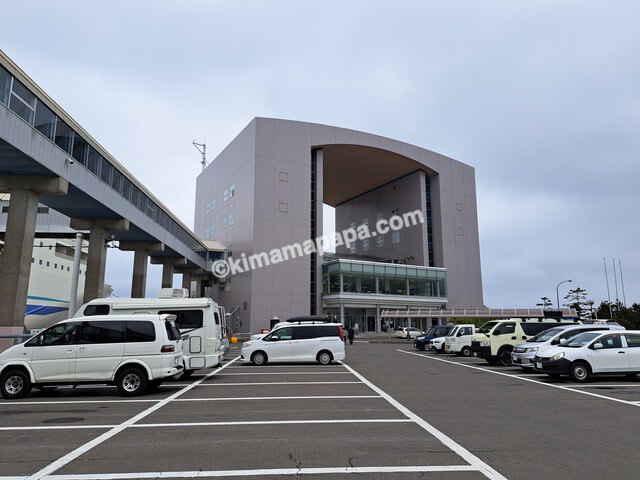 北海道小樽市、フェリーターミナルの外観