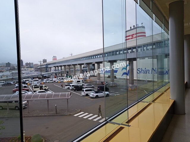 北海道小樽市、フェリーターミナルの待合席から見える景色