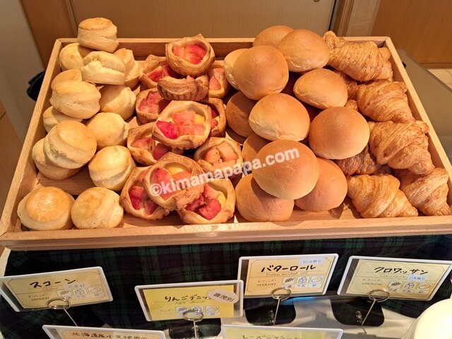 北海道小樽市のオーセントホテル小樽、朝食のスコーン、りんごデニッシュ、バターロール、クロワッサン