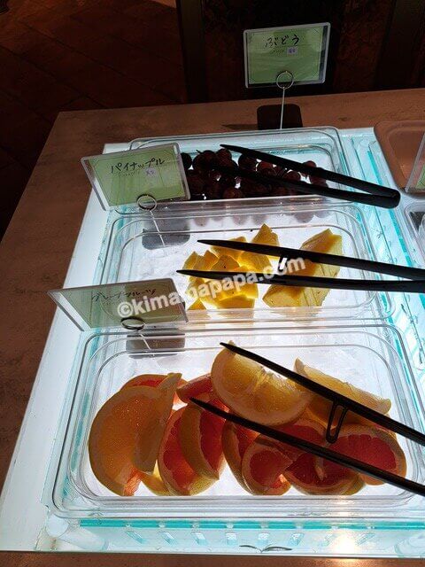 北海道小樽市のオーセントホテル小樽、朝食のグレープフルーツ、パイナップル、ぶどう