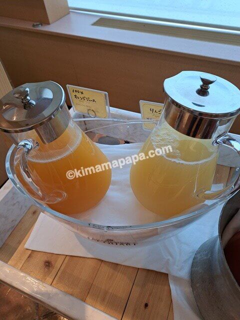 北海道小樽市のオーセントホテル小樽、朝食のオレンジジュースとりんごジュース