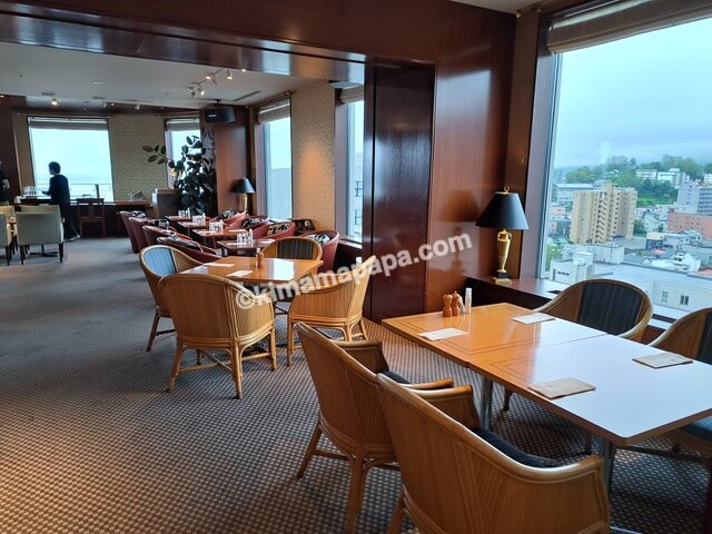 北海道小樽市のオーセントホテル小樽、朝食のテーブル席