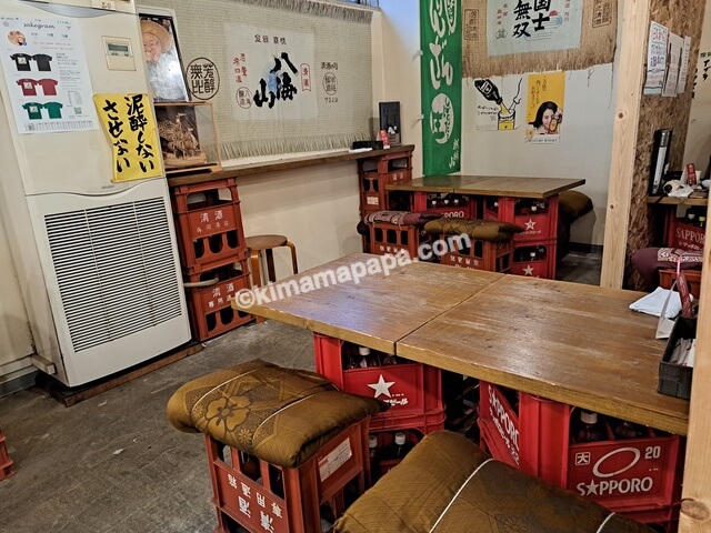 北海道小樽市、銘酒角打ちセンターたかののテーブル席