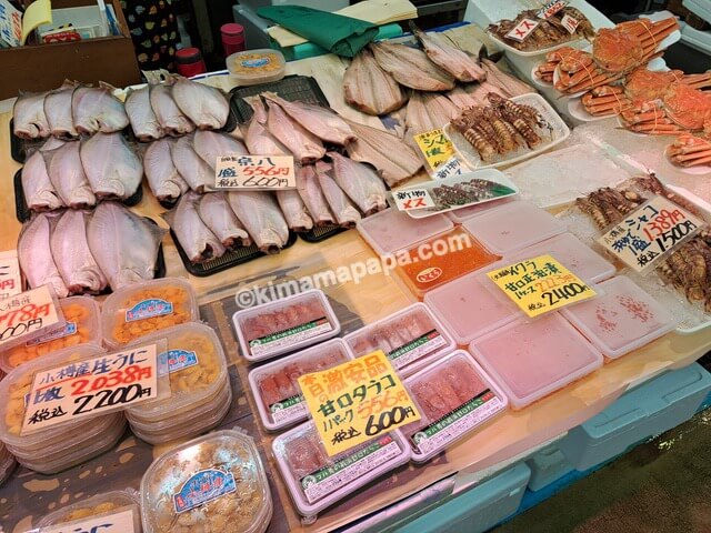 北海道小樽市の南樽市場、阿蘇商店の魚介類