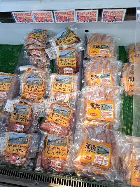 北海道小樽市の南樽市場、肉のふかさわの燻製肉