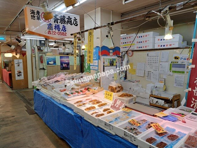 北海道小樽市の南樽市場、斉藤商店の魚介類