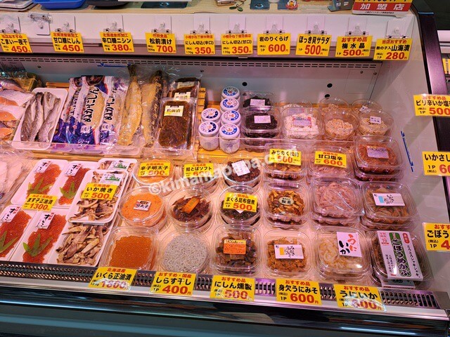 北海道小樽市の南樽市場、カネシンの魚介類