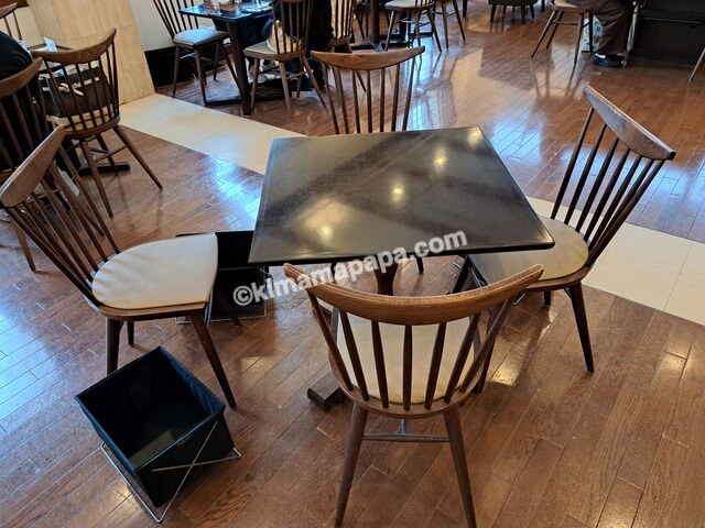 北海道小樽市のルタオ本店、 カフェのテーブル席