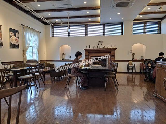 北海道小樽市のルタオ本店、 カフェのテーブル席