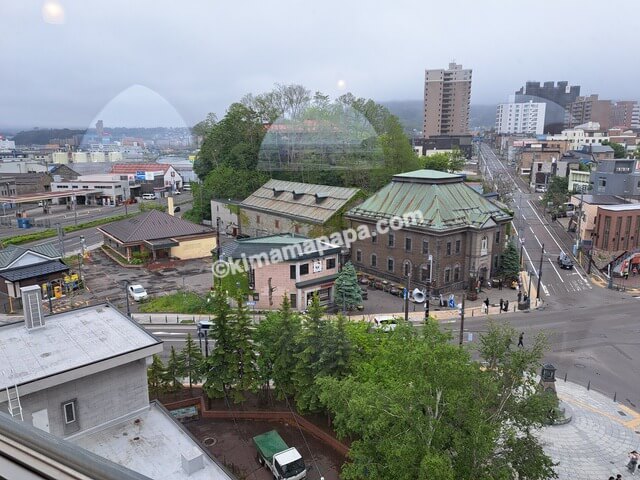 北海道小樽市のルタオ本店、塔の最上階から見える小樽オルゴール堂