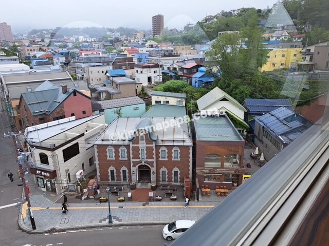 北海道小樽市のルタオ本店、塔の最上階から見える小樽オルゴール堂2号館
