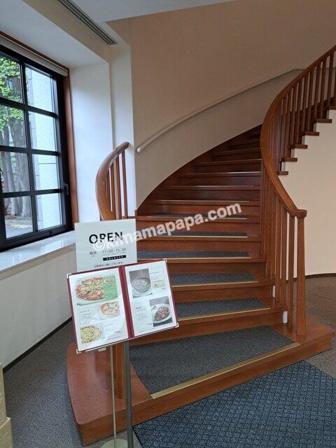 北海道札幌市、六花亭森林公園店のカフェへの階段