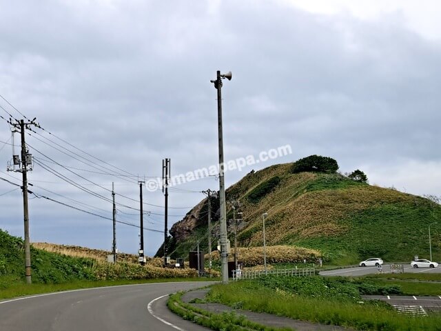 北海道積丹町、神威岬手前の道路