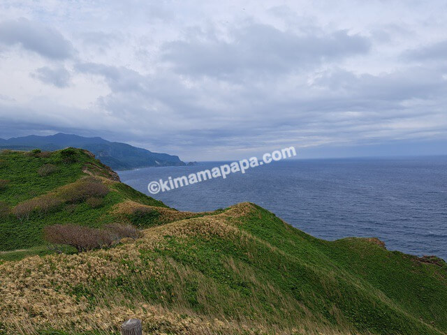 北海道積丹町、神威岬の女人禁制の門からの景色