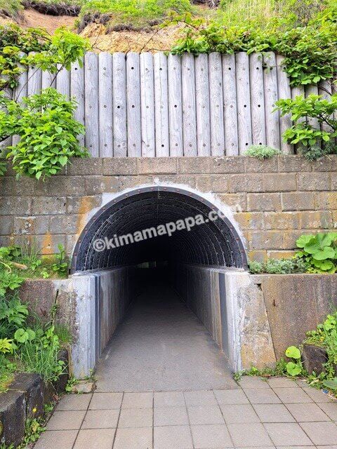 北海道積丹町、島武意海岸から駐車場へのトンネル