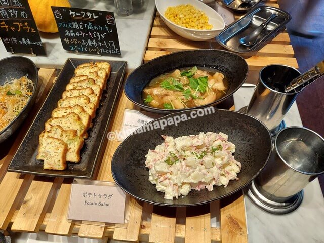 石川県金沢市のマレ・ドール、ビュッフェランチのケークサレ、ポテトサラダ、車麩の煮物