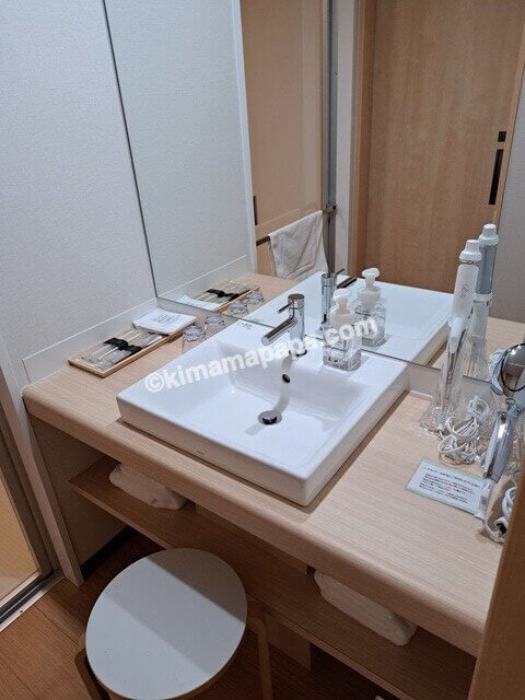 石川県金沢市のダイワロイネットホテル金沢MIYABI、コンセプトダブルルームの洗面所