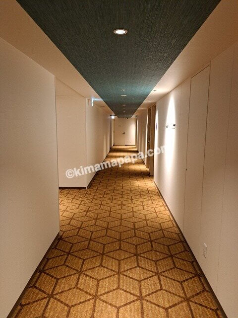 石川県金沢市のダイワロイネットホテル金沢MIYABI、客室への通路