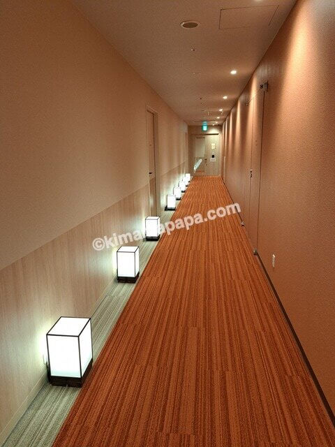石川県金沢市のダイワロイネットホテル金沢MIYABI、大浴場への通路